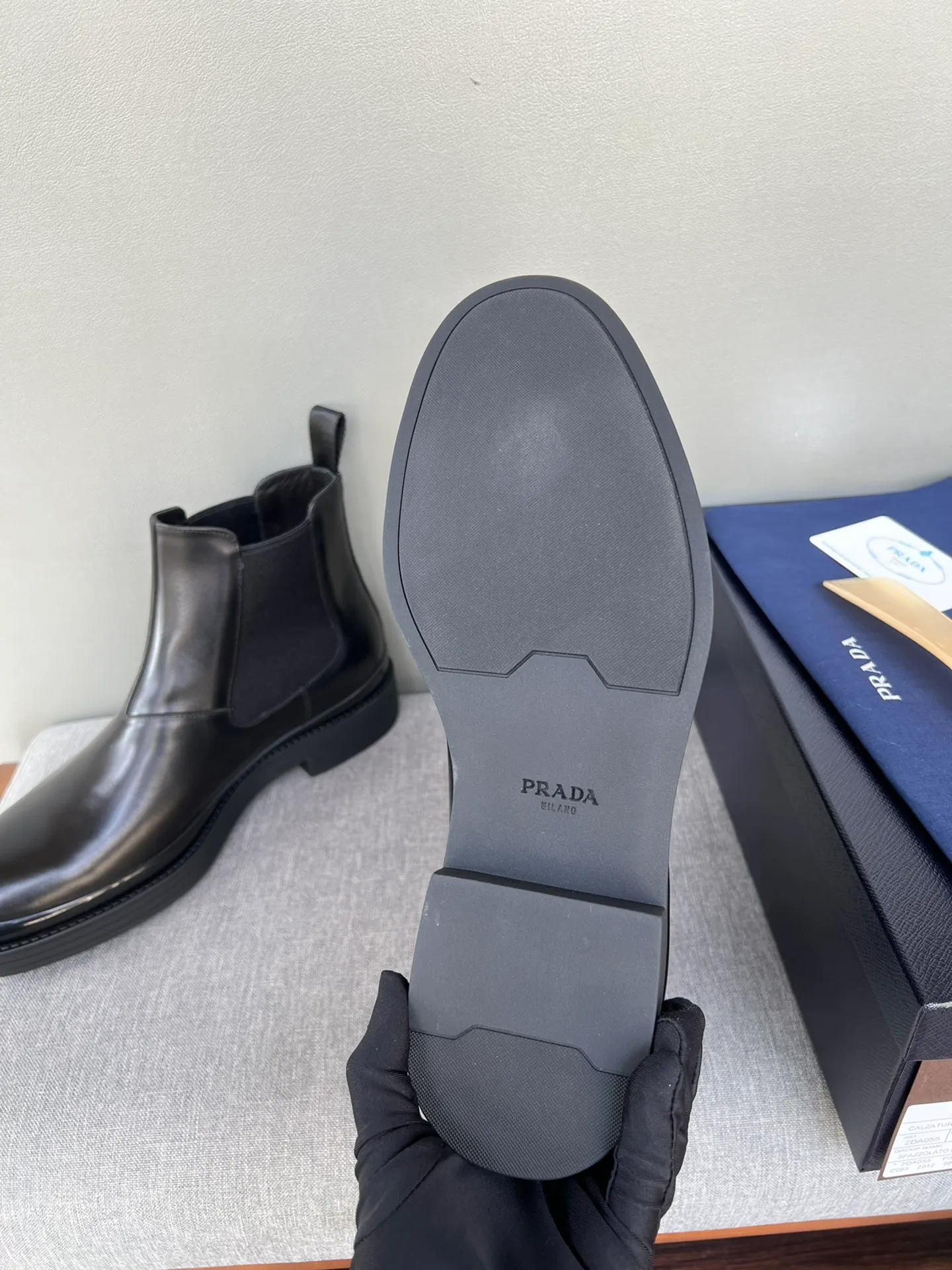 Batch of 1000💰Exclusive hot-selling new Prada Chelsea thick-soled men's shoes, naked boots, imported calf leather on the surface, cow leather on the lining, the outsole is made of private model TPU material, the frosted effect is consistent with the original version, 39-44 in stock (38, 45 custom-made, non-refundable)